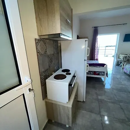 Leonidas Koutsoupia * Kókkinon Nerón