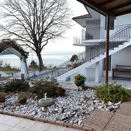 Leonidas Koutsoupia Apartament *