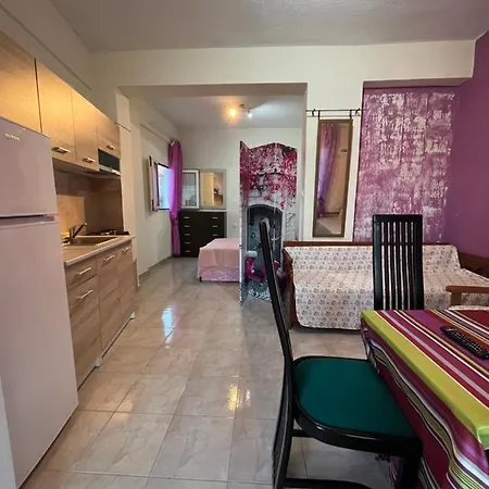 Leonidas Koutsoupia Apartman *