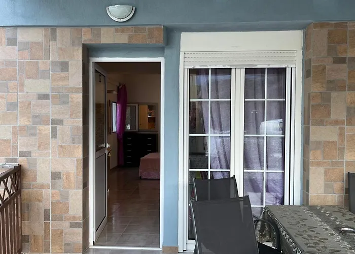 Leonidas Koutsoupia * Kókkinon Nerón